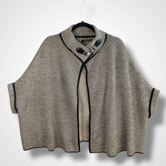 Do everything in Love Poncho Womens One Size Black White Knit Toggle Cape Collar - Picture 5 of 11